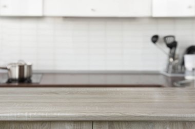 Arka plan bulanık. Boş ahşap masa ve yer için tasarım modern ufuk pastel mutfak.