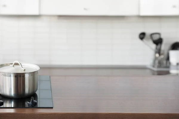 Fundo Desfocado Cozinha Moderna Desfocada Pastel Com Mesa Madeira Espaço — Fotografia de Stock