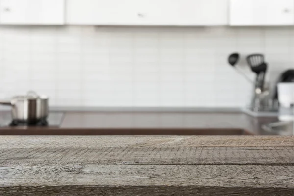 Fundo Desfocado Cozinha Moderna Desfocada Pastel Com Mesa Madeira Vazia — Fotografia de Stock