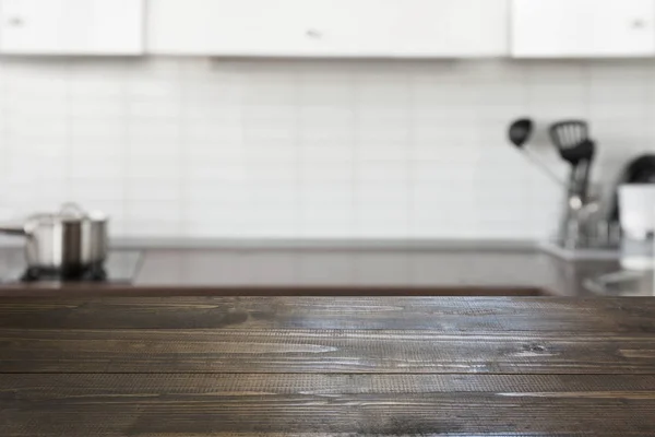 Fundo Desfocado Cozinha Moderna Desfocada Pastel Com Mesa Madeira Vazia — Fotografia de Stock
