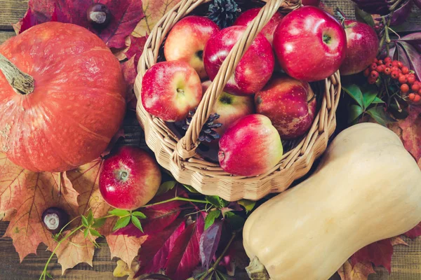 Herbsternte Kürbis Äpfel Korb Buntes Herbstlaub Auf Holzbrettern Herbst Stillleben — Stockfoto