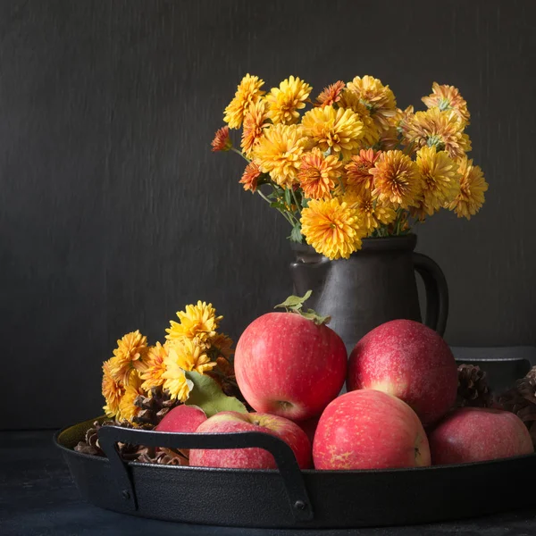 Bodegón Otoño Cosecha Otoño Con Manzanas Flores Amarillas Jarrón Sobre — Foto de Stock