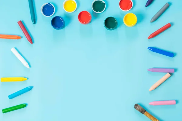 Torniamo Scuola Vernici Colorate Pennello Sfondo Blu Pungente Con Spazio — Foto Stock