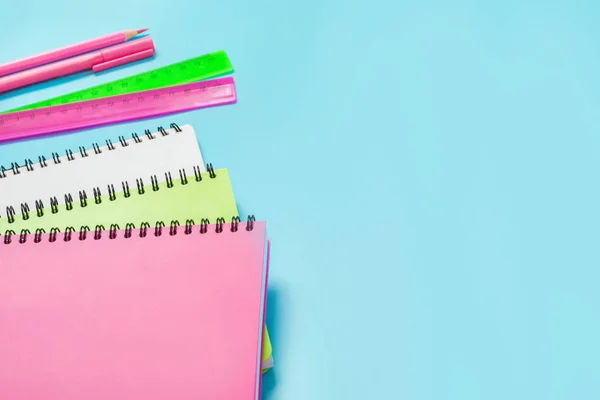 Coloridos Útiles Escolares Femeninos Cuadernos Bolígrafos Sobre Fondo Azul Vista — Foto de Stock