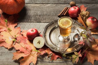 Sonbahar yaprakları ve kabaklar ahşap tahta üzerinde dekor ile ısınma fincan da çay. Sonbahar natürmort.