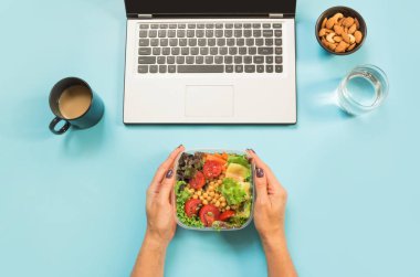 Sağlıklı bir iş öğle yemeği office, salata için Aperatif, cam suyu, badem, kahve mavi masada. Üstten görünüm kopya alanı ile. Kavramı doğru beslenme. Beslenme çantası. Al.