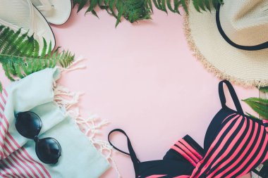 Hasır plaj güneş-şapka ve güneş gözlüğü punchy pembe metin için yer ile. Kadın kıyafeti beach için. Yaz konsepti.