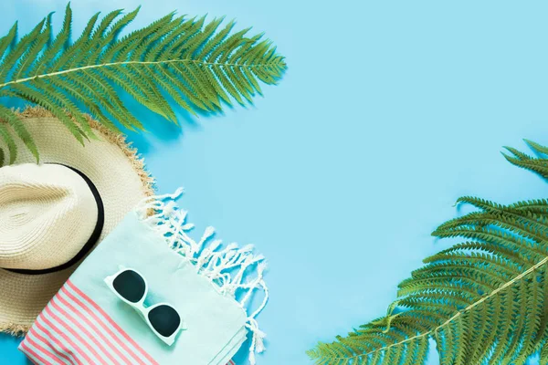 Tropacal Vacation Straw Beach Sunhat Sun Glasses Beach Towel Leaf — Stock Photo, Image