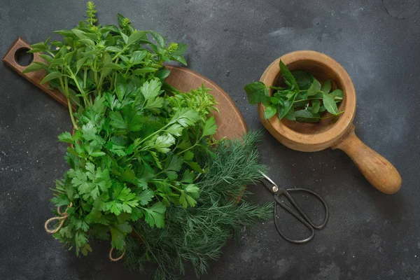 Friss Köteg Friss Fűszernövényeket Bazsalikom Menta Oregano Sötét Tábla Konyhai — Stock Fotó