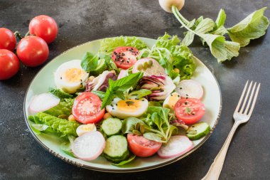 Taze salata yaz sebze ve doğru beslenme için yumurta. Yaz yiyecek. Doğru beslenme.