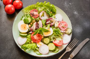 Taze salata yaz sebze ve doğru beslenme için yumurta. Doğru beslenme. Dengeli beslenme. Üstten görünüm.
