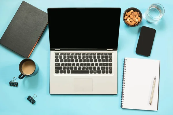 열린 노트북, 사무실 블루 테이블에 액세서리와 함께 직장. 최고 보기 및 복사 공간. — 스톡 사진