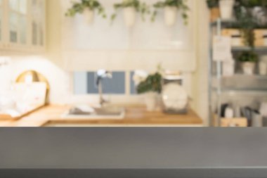 Arka plan bulanık. Boş ahşap masa ve yer için tasarım modern ufuk pastel mutfak.