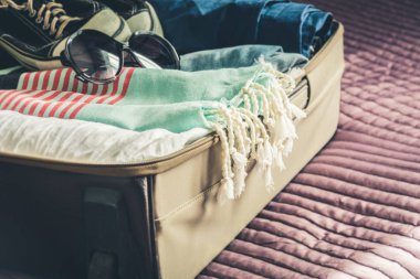 Açık bavul gezi tatil için kadın giysileri ile. Ambalaj şeyler.