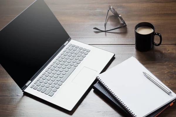 노트북으로 사무실 테이블에 흰색과 검은색 액세서리 — 스톡 사진