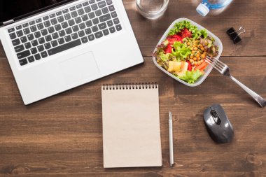 Çalışma alanı, sağlıklı iş yemeği, salata, ahşap masa su. Görünümü en çok, uzay kopyalayın. Ofiste kavramı beslenme. Yapılacaklar listesi için. Beslenme çantası.