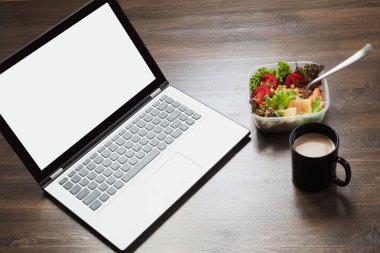 Çalışma alanı, sağlıklı iş yemeği, salata ahşap masa üzerinde. Görünümü en çok, uzay kopyalayın. Ofiste kavramı beslenme. Yapılacaklar listesi için. Beslenme çantası.
