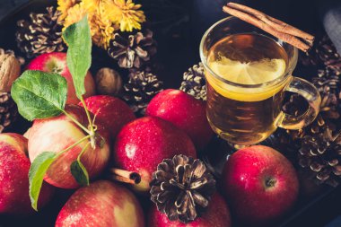 Limon, baharatlı ve tarçın kara tahta üzerinde elma çayı. Yakın çekim. Sonbahar natürmort.