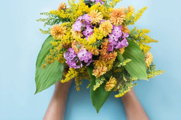 Buchet Toamnă Flori Sălbatice Galbene Mână Feminină Albastru Imagine Pătrată — Fotografie, imagine de stoc