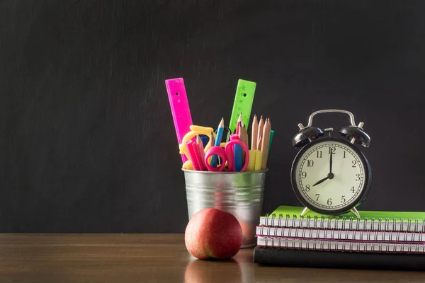 Vuelta Concepto Escolar Material Escolar Despertador Manzana Copiar Espacio Pizarra — Foto de Stock