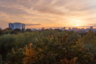 Office bir yüksek katlı binanın cam günbatımı üzerinde şaşırtıcı görünümü.