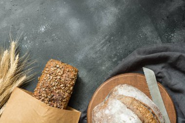 Ev yapımı taze çavdar ekmeği karanlık gemide. Yakın çekim. Kopya alanı.