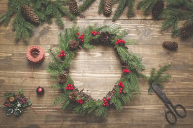 Noel çelenk taze ve tüm doğal malzemeler kullanılarak yapma. Düz yatıyordu. Üstten Görünüm.