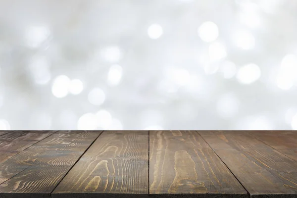 Tapa de mesa oscura de madera y bokeh blanco claro borroso. Fondo de Navidad . — Foto de Stock