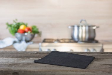 Arka plan bulanık. Boş ahşap masa ve alan modern mutfak.