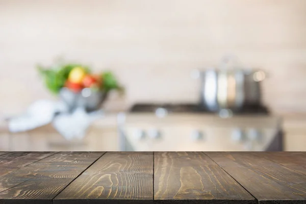 Elmosódott háttér. Modern konyha üres fa asztali és a hely az Ön számára. — Stock Fotó