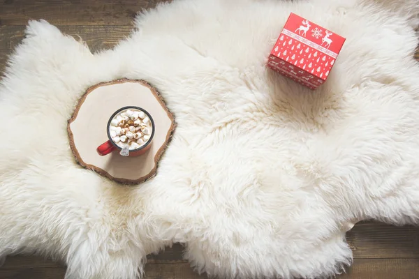 Vánoční prázdniny. Šálek kávy s marshmallow, ručně vyrobené dárky. Pohled shora. Kopírovat prostor. — Stock fotografie
