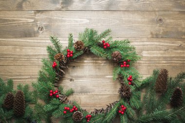 Noel çelenk çam dalları ile holly Karpuzu ahşap tahta üzerinde yapılmış. Düz yatıyordu. Üstten Görünüm. Kopya alanı.