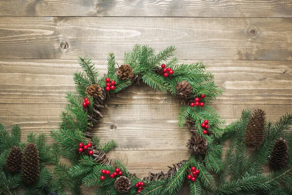 Karácsonyi Koszorút Készült Fenyő Ágak Holly Bogyók Fából Készült Táblán — Stock Fotó
