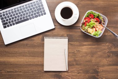 Çalışma alanı, sağlıklı iş yemeği, salata, ahşap masa kahve. Görünümü en çok, uzay kopyalayın. Kilo kaybı planlama. Yapılacaklar listesi için. Beslenme çantası
