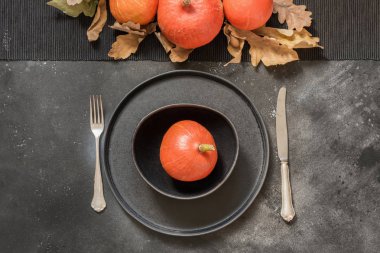 Turuncu siyah masaya kabak Şükran günü veya Halloween yer ayarla. Üstten görünüm.