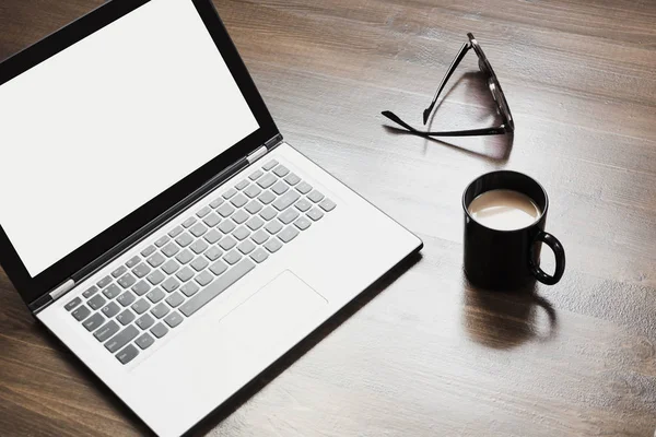 노트북으로 사무실 테이블에 흰색과 검은색 액세서리 — 스톡 사진