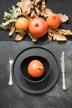 Turuncu siyah masaya kabak Şükran günü veya Halloween yer ayarla. Üstten görünüm.