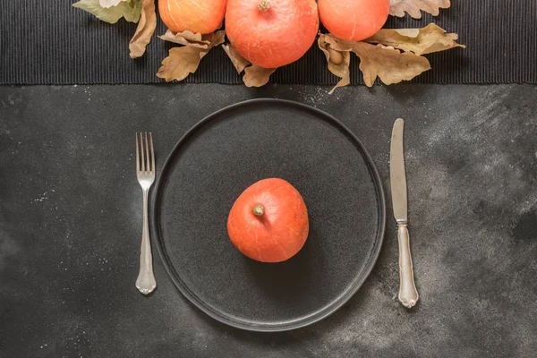 Día Acción Gracias Lugar Halloween Con Calabaza Naranja Mesa Negra — Foto de Stock