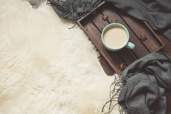 Hygge natürmort sıcak fincan sade kahve, anason, furskin ve ahşap tahta üzerinde sıcak eşarp ile. Uzay kopyalayın. Yukarıdan görüntülemek.