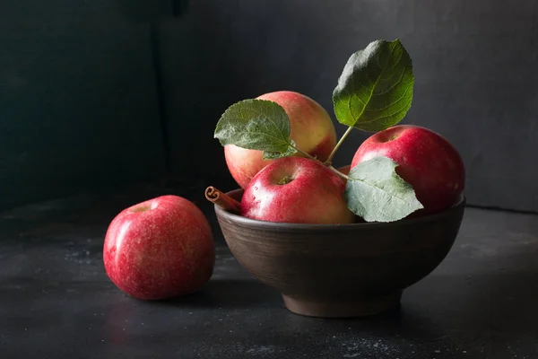 Manzana Roja Madura Jarrón Sobre Oscuro Cerca — Foto de Stock