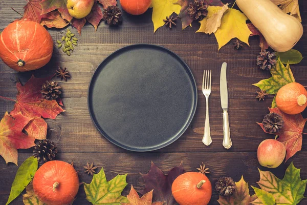 Autumn Thanksgiving Day Table Setting Fallen Leaves Pumpkins Spices Empty — Stock Photo, Image