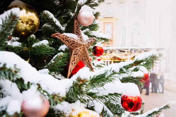 Árbol Navidad Con Guirnalda Justo Aire Libre Tarjeta Patrón Navidad —  Fotos de Stock