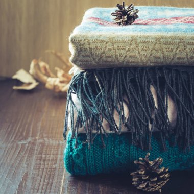 Sıcak ve yumuşak kazak ahşap tahta üzerinde yığını. Sonbahar kavramı. Yakın çekim.