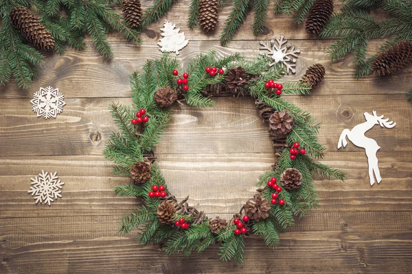 Hacer Guirnalda Navidad Usando Materiales Frescos Naturales Acostado Vista Superior — Foto de Stock