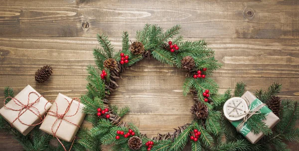 Corona Navidad Hecha Ramas Abeto Con Regalos Tablero Madera Acostado — Foto de Stock