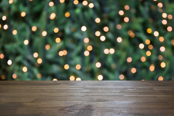 Christmas tree olarak arka plan ve ön plan olarak ahşap masa üstü altın garland bulanık. Noel soyut. Göstermek için görüntü veya Noel ürün montaj. Kopya alanı.