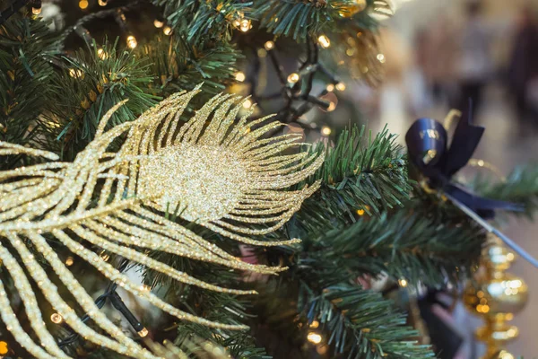 クリスマス ツリー モールぼやけて背景にコピー スペースを持つ金色の豪華な装飾が施されました。クローズ アップ。抽象的なクリスマス模様. — ストック写真