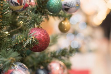 Tatil kırmızı topları ve kopya alanı iç bulanık bokeh üzerinde ışıklarla ile Noel ağacı. Yakın çekim.