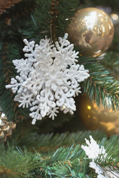 Julgran med silver snöflingor och gyllene bollar, lampor med kopia utrymme på suddig bokeh. Närbild. — Stockfoto