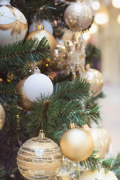 Christmas tree holiday arany golyó és a fények másol hely a homályos bokeh a belső terek. Közelről. — Stock Fotó